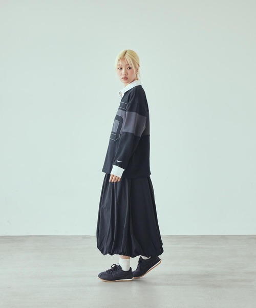 NIKE(ナイキ)の「ナイキ スポーツウェア ウィメンズ ロングスリーブ グラフィック ポロ トップ / Nike Sportswear Women's Long-Sleeve Graphic Polo Top HV4034-010 Black(ポロシャツ・レディース・ブラック・M/L/XL/S/XS)」の8枚目の写真