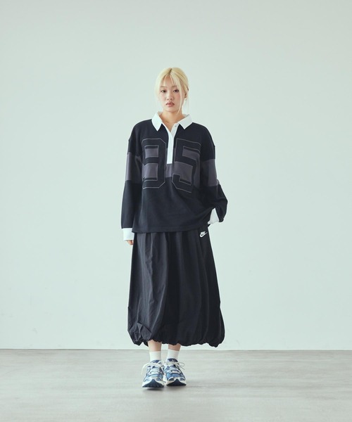 NIKE(ナイキ)の「ナイキ スポーツウェア ウィメンズ ロングスリーブ グラフィック ポロ トップ / Nike Sportswear Women's Long-Sleeve Graphic Polo Top HV4034-010 Black(ポロシャツ・レディース・ブラック・M/L/XL/S/XS)」の7枚目の写真
