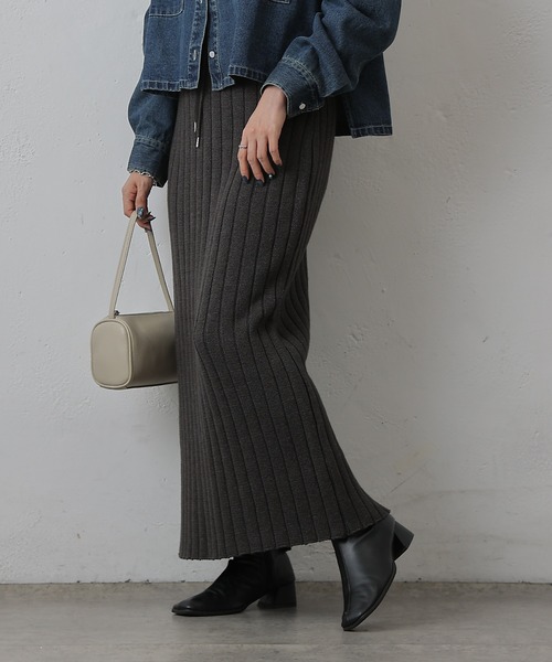 COLONY 2139(コロニートゥーワンスリーナイン)の「ワイドリブIラインニットスカート(スカート・レディース・ブラウン/グレー/チャコールグレー・FREE)」の5枚目の写真