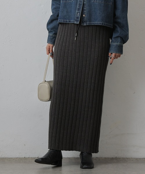 COLONY 2139(コロニートゥーワンスリーナイン)の「ワイドリブIラインニットスカート(スカート・レディース・ブラウン/グレー/チャコールグレー・FREE)」の4枚目の写真