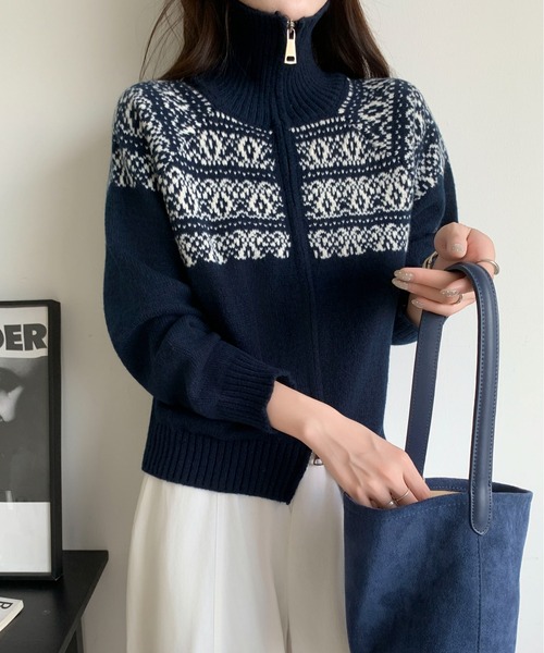 Maison Calme(メゾンカルム)の「ノルディック柄ダブルジップスタンドネックニットカーディガン 長袖(カーディガン/ボレロ・レディース・アイボリー/グレー/ネイビー/レッド・F)」の4枚目の写真