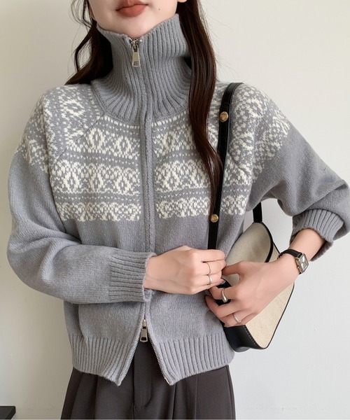Maison Calme(メゾンカルム)の「ノルディック柄ダブルジップスタンドネックニットカーディガン 長袖(カーディガン/ボレロ・レディース・アイボリー/グレー/ネイビー/レッド・F)」の9枚目の写真