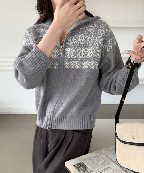 Maison Calme(メゾンカルム)の「ノルディック柄ダブルジップスタンドネックニットカーディガン 長袖(カーディガン/ボレロ・レディース・アイボリー/グレー/ネイビー/レッド・F)」の5枚目の写真