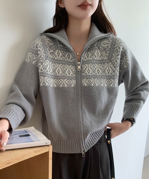 Maison Calme(メゾンカルム)の「ノルディック柄ダブルジップスタンドネックニットカーディガン 長袖(カーディガン/ボレロ・レディース・アイボリー/グレー/ネイビー/レッド・F)」の11枚目の写真