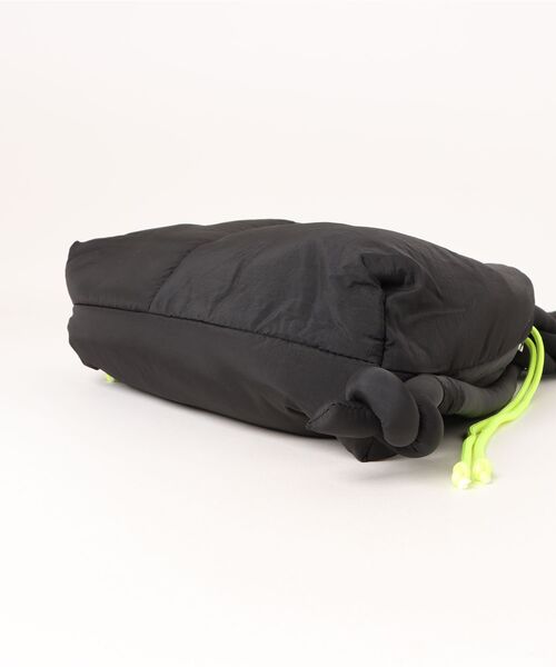 Cheek(チーク)の「puff kinchaku 2WAY tote(ショルダーバッグ・レディース・イエロー/パープル/グレー/ブラック/カーキ・FREE)」の8枚目の写真