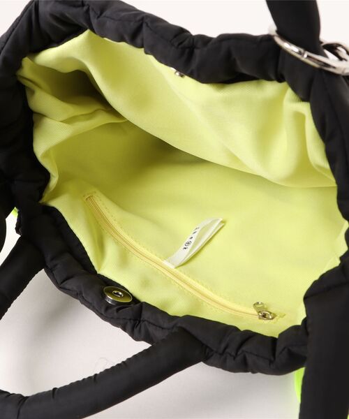 Cheek(チーク)の「puff kinchaku 2WAY tote(ショルダーバッグ・レディース・イエロー/パープル/グレー/ブラック/カーキ・FREE)」の9枚目の写真