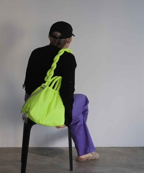 Cheek(チーク)の「puff kinchaku 2WAY tote(ショルダーバッグ・レディース・イエロー/パープル/グレー/ブラック/カーキ・FREE)」の5枚目の写真