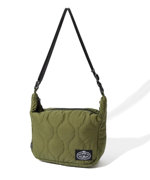 POLeR（ポーラー）の「POLER QUILTED STROLL SHOULDER（ポーラー キルテッド ストロール ショルダー）（ショルダーバッグ・メンズ・ブラック/オリーブ・ONE SIZE）」の2枚目の写真