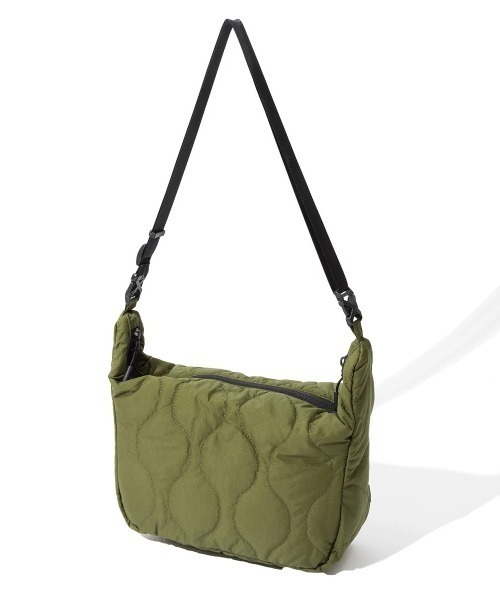 POLeR（ポーラー）の「POLER QUILTED STROLL SHOULDER（ポーラー キルテッド ストロール ショルダー）（ショルダーバッグ・メンズ・ブラック/オリーブ・ONE SIZE）」の3枚目の写真