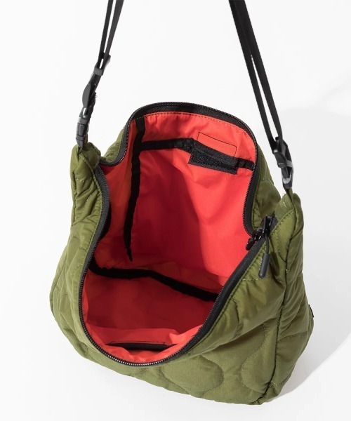 POLeR（ポーラー）の「POLER QUILTED STROLL SHOULDER（ポーラー キルテッド ストロール ショルダー）（ショルダーバッグ・メンズ・ブラック/オリーブ・ONE SIZE）」の7枚目の写真