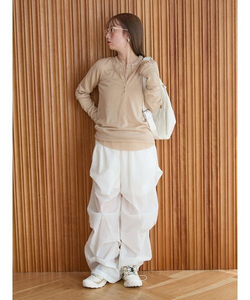 emmi(エミ)の「ランダムタックナイロンワークパンツ(その他パンツ・レディース・ホワイト/グレー/ブラック・0/1)」の2枚目の写真