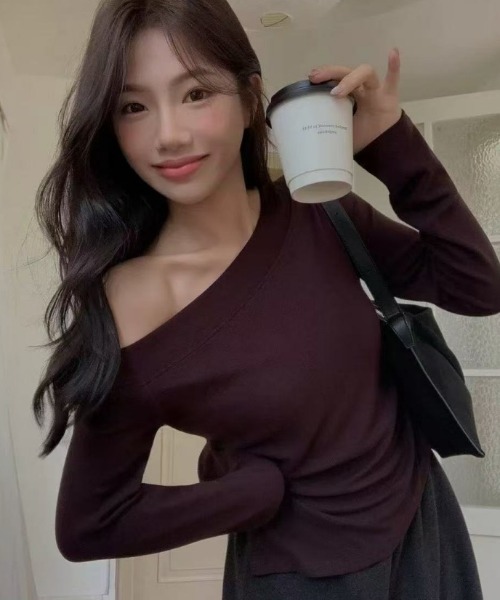 LAC-VERT(ラック・ヴェール)の「オフショルダーコンパクトトップス(Tシャツ/カットソー・レディース・チャコールグレー/ブラック/ホワイト/ワインレッド・FREE)」の8枚目の写真