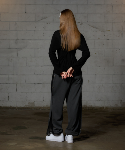 ARI(アリ)の「FAIRY WOOL LONG SLEEVE / BLACK(Tシャツ/カットソー・レディース・ブラック・FREE)」の2枚目の写真