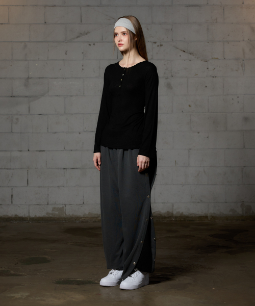 ARI(アリ)の「FAIRY WOOL LONG SLEEVE / BLACK(Tシャツ/カットソー・レディース・ブラック・FREE)」の3枚目の写真
