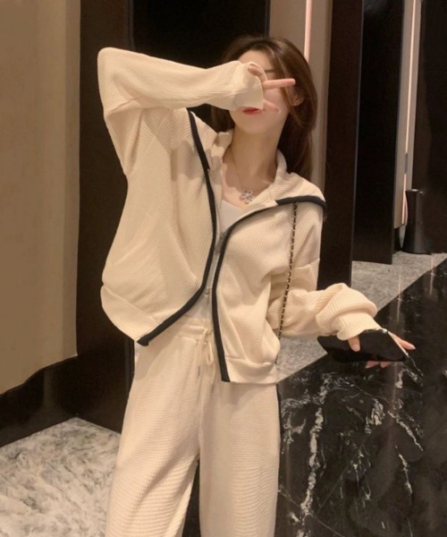 NoBelle（ノベル）の「上下セットアップ　配色ジャージフードトップス＆パンツ（ジャージ・レディース・ブラック/ホワイト・M/L）」の3枚目の写真