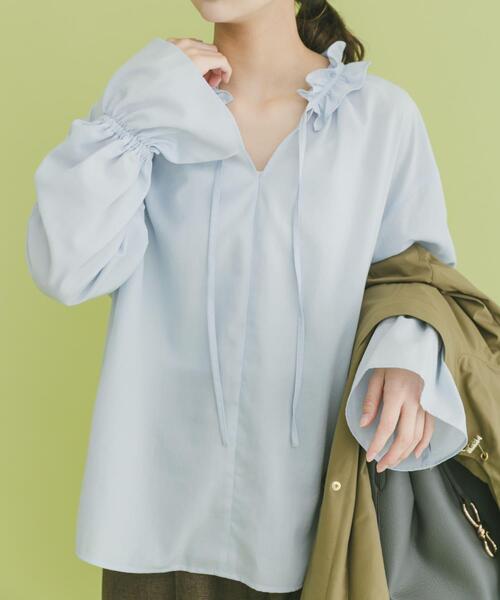 ITEMS URBANRESEARCH(アイテムズ アーバンリサーチ)の「『イージーケア』フリルカラープルブラウス(シャツ/ブラウス・レディース・オフホワイト/ブルー系その他/ブラック・FREE)」の3枚目の写真
