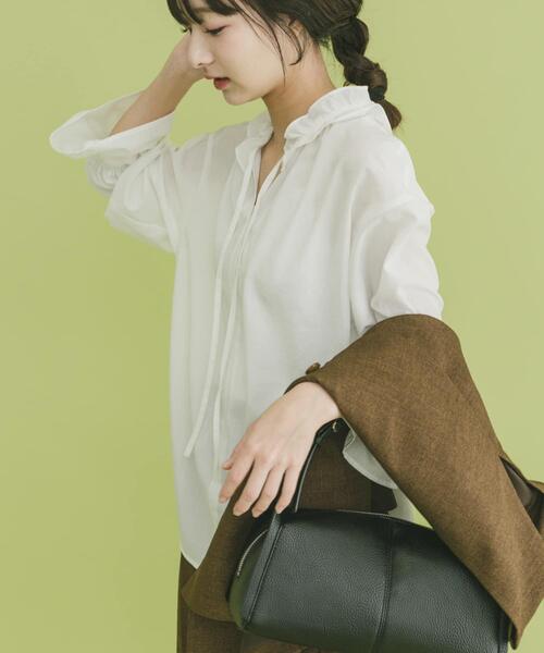 ITEMS URBANRESEARCH(アイテムズ アーバンリサーチ)の「『イージーケア』フリルカラープルブラウス(シャツ/ブラウス・レディース・オフホワイト/ブルー系その他/ブラック・FREE)」の1枚目の写真