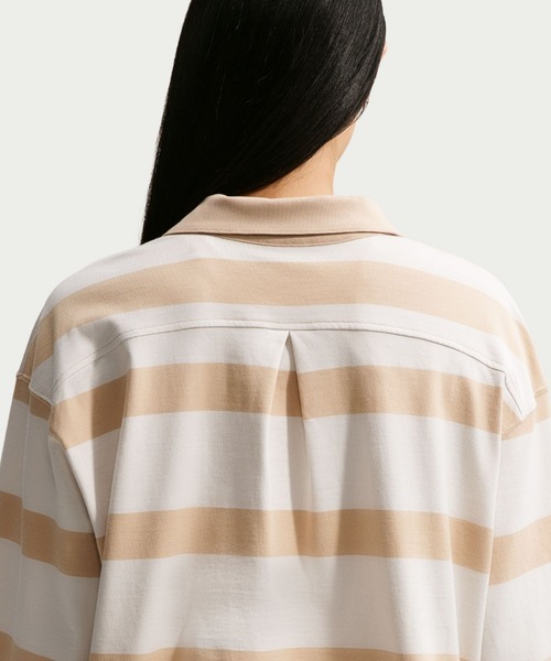 NIKE(ナイキ)の「ナイキ スポーツウェア ウィメンズ オーバーサイズド トップス / Nike Sportswear Women's Oversized Top IQ0441-072 Light Bone(ポロシャツ・レディース・オフホワイト・L/XL/XS/S/M)」の5枚目の写真