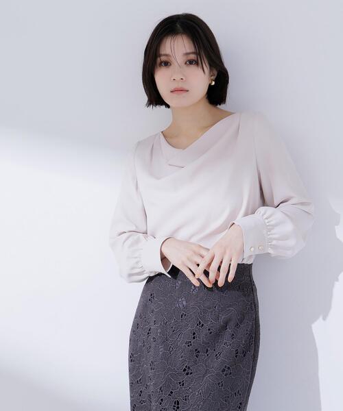 NATURAL BEAUTY BASIC(ナチュラルビューティーベーシック)の「◇ドレープネックブラウス(シャツ/ブラウス・レディース・オフホワイト/ブラウン/ピンク・SMALL/MEDIUM)」の4枚目の写真
