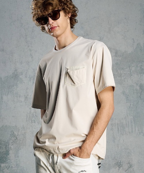 wjk(ダヴルジェイケイ)の「mt10205- drawstring leather pocket S-S ポケットTシャツ(7132 ny58i)(Tシャツ/カットソー・メンズ・ライトベージュ/チャコール/ブラック・S/M/L/XL)」の1枚目の写真