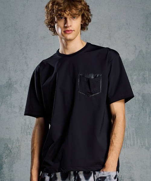 wjk(ダヴルジェイケイ)の「mt10205- drawstring leather pocket S-S ポケットTシャツ(7132 ny58i)(Tシャツ/カットソー・メンズ・ライトベージュ/チャコール/ブラック・S/M/L/XL)」の2枚目の写真