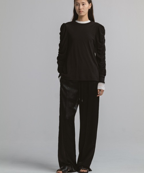 CINOH(チノ)の「SATIN RELAX PANTS(スラックス・レディース・ブラック/ライトグリーン・36/38)」の3枚目の写真