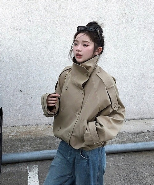 LAC-VERT（ラック・ヴェール）の「スタンドカラーショートトレンチジャケット（トレンチコート・レディース・ベージュ・LARGE/MEDIUM）」の6枚目の写真