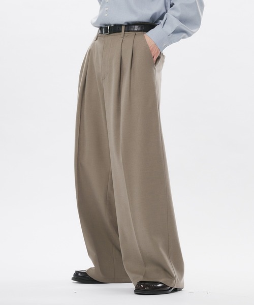 Adoon plain(アドーンプレーン)の「High Density Gabardine 2-Tuck Wide Slacks / 高密度ギャバジン2タックワイドスラックス(スラックス・メンズ・ライトベージュ/チャコールグレー・LARGE/SMALL/MEDIUM)」の3枚目の写真
