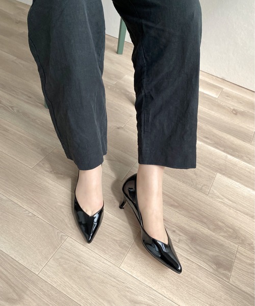 MAMIAN(マミアン)の「ポインテッドトゥ Vカット 切り替えパンプス (5.0cmヒール)(パンプス・レディース・シルバー/ベージュ/ブラック・23.0cm/23.5cm/24.0cm/24.5cm/22.5cm/25.0cm)」の5枚目の写真