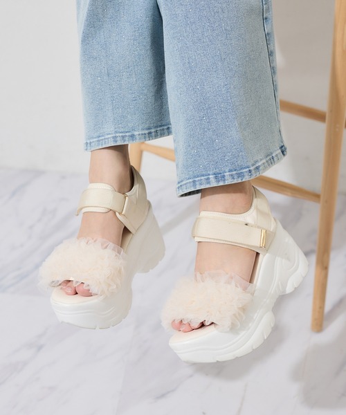 one after another NICE CLAUP（ワンアフターアナザーナイスクラップ）の「【tulle collection】チュールフリルサンダル（サンダル・レディース・アイボリー/ブラック/サックスブルー・S/M/L）」の2枚目の写真