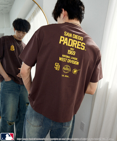 PUBLUX（パブリュクス）の「PUBLUX/パブリュクス ＜機能性素材＞別注MLB タイポグラフィ ロゴTシャツ　限定展開（Tシャツ/カットソー・メンズ・ネイビー/ブラック/ブルー/グレー/オフホワイト/ブラウン・LARGE/MEDIUM/SMALL）」の4枚目の写真