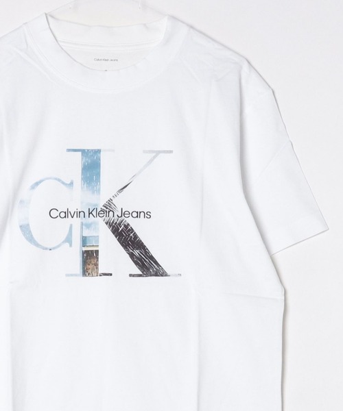 Calvin Klein Jeans(カルヴァンクラインジーンズ)の「Calvin Klein Jeans カルバンクラインジーンズ PHOTO MONOGRAM TEE フォトモノグラムCK半袖Tシャツ(Tシャツ/カットソー・メンズ・ホワイト・XL/M)」の1枚目の写真