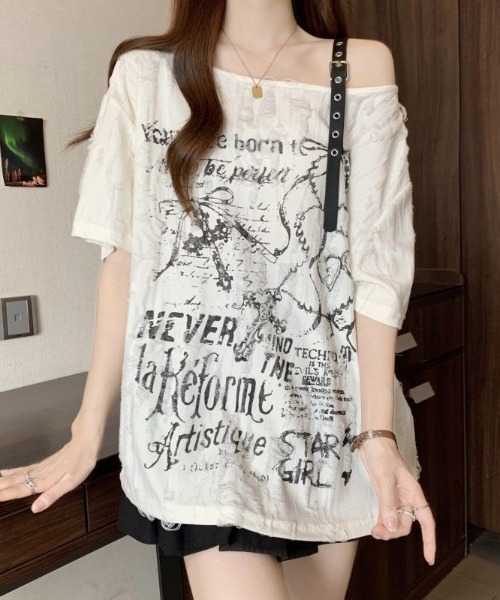 lilful（リルフル）の「【26年春夏新作】オーバーサイズ ダメージプリントワンショルシアー半袖トップス（Tシャツ/カットソー・レディース・アイボリー/ダークグレー・L/M）」の2枚目の写真