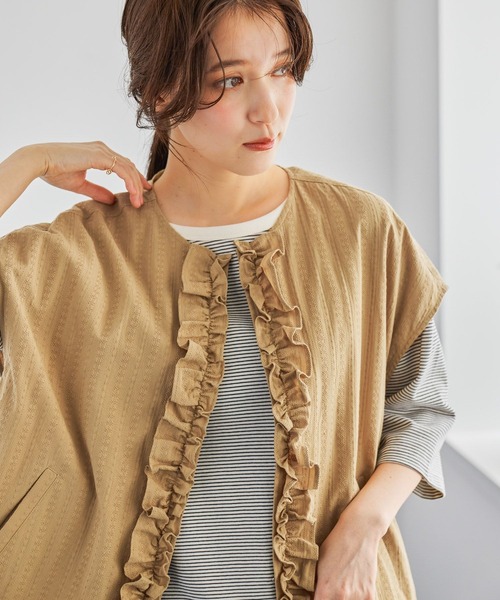 studio CLIP(スタディオクリップ)の「ノーカラーフリルベスト(ベスト・レディース・カーキ/ベージュ・FREE)」の1枚目の写真