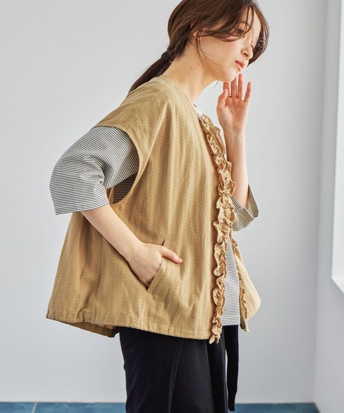 studio CLIP(スタディオクリップ)の「ノーカラーフリルベスト(ベスト・レディース・カーキ/ベージュ・FREE)」の3枚目の写真