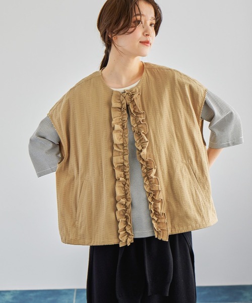 studio CLIP(スタディオクリップ)の「ノーカラーフリルベスト(ベスト・レディース・カーキ/ベージュ・FREE)」の4枚目の写真