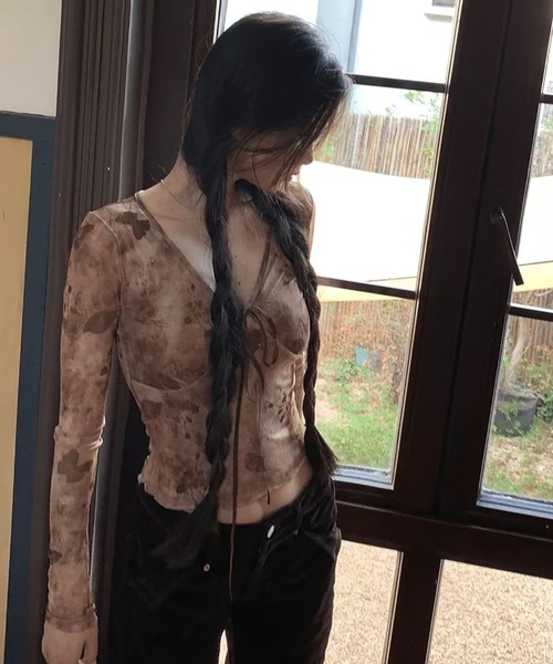 AsheKsha(アシクシャ)の「廃土風絞り染めネットレースリボン付き長袖トップス(Tシャツ/カットソー・レディース・ブラウン・F)」の4枚目の写真