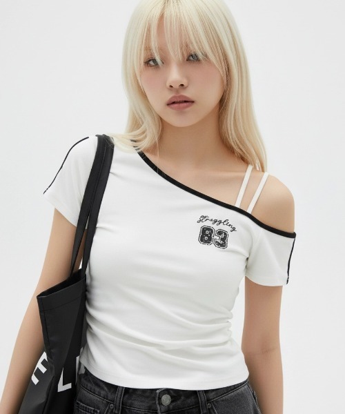 .KOM(ドットコム)の「A'GEM/9 × .kom 『.KOM/ドットケーオーエム』アシメワンショルダーナンバリングトップス(Tシャツ/カットソー・レディース・ホワイト・FREE)」の3枚目の写真
