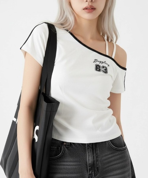 .KOM(ドットコム)の「A'GEM/9 × .kom 『.KOM/ドットケーオーエム』アシメワンショルダーナンバリングトップス(Tシャツ/カットソー・レディース・ホワイト・FREE)」の5枚目の写真