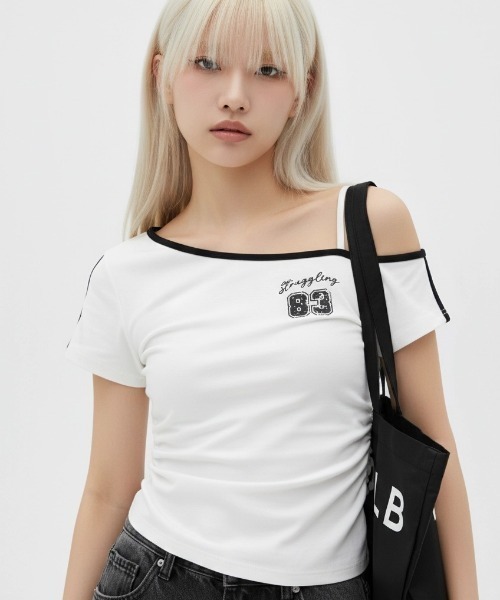 .KOM(ドットコム)の「A'GEM/9 × .kom 『.KOM/ドットケーオーエム』アシメワンショルダーナンバリングトップス(Tシャツ/カットソー・レディース・ホワイト・FREE)」の2枚目の写真