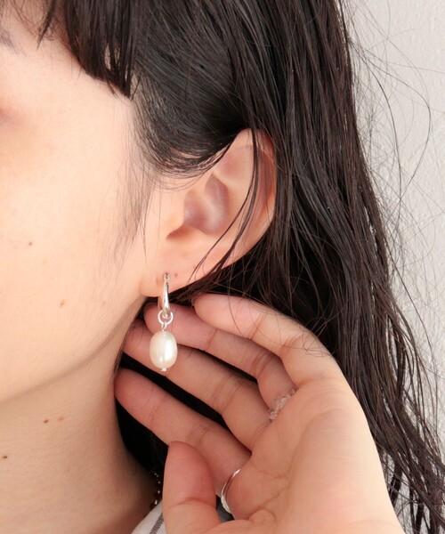 fredy emue(フレディエミュ)の「淡水パールリングピアス(ピアス(両耳用)・レディース・シルバー/ゴールド・FREE)」の1枚目の写真