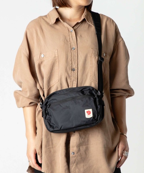 FJALLRAVEN TRAVEL(フェルラーベントラベル)の「FJALLRAVEN HIGH COAST CROSSBODY フェールラーベン ハイコースト ショルダーバッグ(ショルダーバッグ・レディース・ブラック/グリーン系1/ベージュ系1/ネイビー/ブルー系その他・FREE)」の2枚目の写真