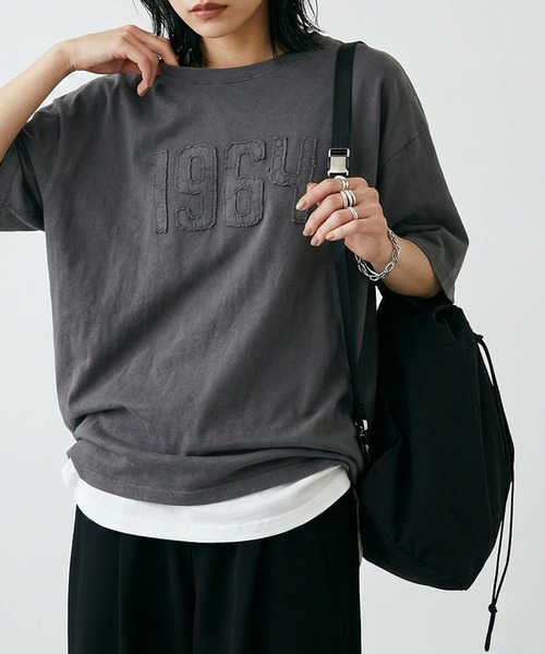 itto...(イット)の「ピグメント加工刺繍ロゴTシャツ(Tシャツ/カットソー・レディース・グレイッシュベージュ/ブラック・M)」の1枚目の写真