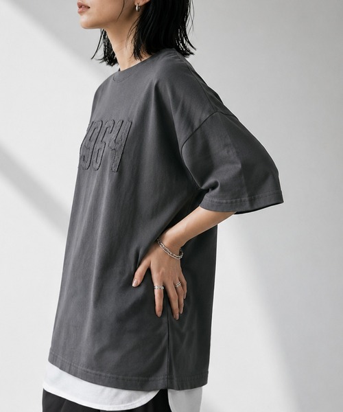 itto...(イット)の「ピグメント加工刺繍ロゴTシャツ(Tシャツ/カットソー・レディース・グレイッシュベージュ/ブラック・M)」の14枚目の写真