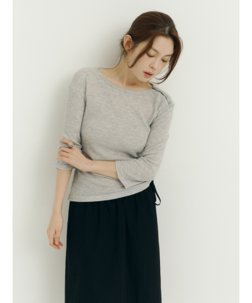 Yuje（ユジェ）の「WAFFLE BUTTON TOP (2color, 2size)（Tシャツ/カットソー・レディース・グレー/アイボリー・SMALL/MEDIUM）」の5枚目の写真