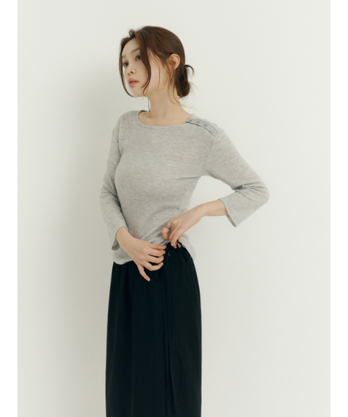 Yuje（ユジェ）の「WAFFLE BUTTON TOP (2color, 2size)（Tシャツ/カットソー・レディース・グレー/アイボリー・SMALL/MEDIUM）」の8枚目の写真