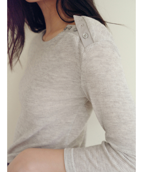 Yuje（ユジェ）の「WAFFLE BUTTON TOP (2color, 2size)（Tシャツ/カットソー・レディース・グレー/アイボリー・SMALL/MEDIUM）」の10枚目の写真