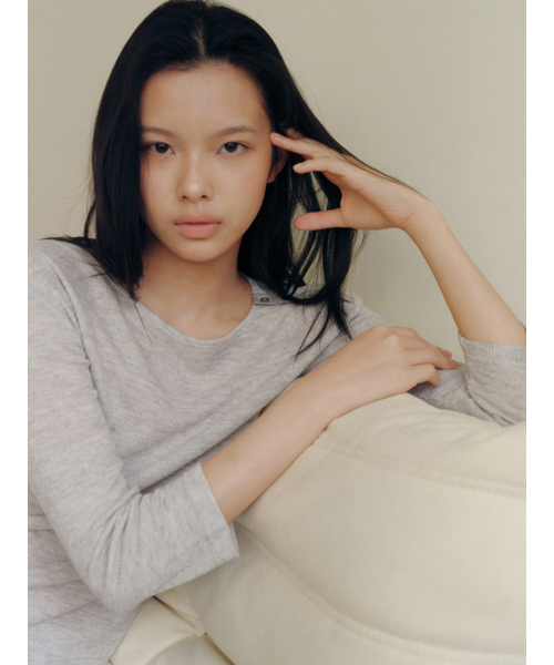 Yuje（ユジェ）の「WAFFLE BUTTON TOP (2color, 2size)（Tシャツ/カットソー・レディース・グレー/アイボリー・SMALL/MEDIUM）」の15枚目の写真