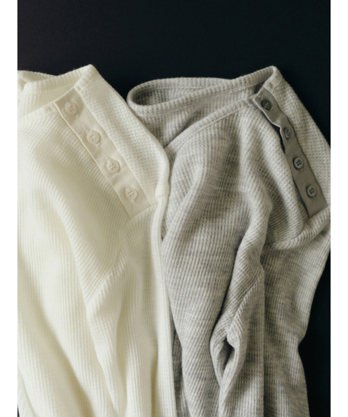 Yuje（ユジェ）の「WAFFLE BUTTON TOP (2color, 2size)（Tシャツ/カットソー・レディース・グレー/アイボリー・SMALL/MEDIUM）」の18枚目の写真