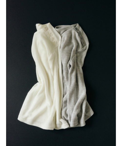 Yuje（ユジェ）の「WAFFLE BUTTON TOP (2color, 2size)（Tシャツ/カットソー・レディース・グレー/アイボリー・SMALL/MEDIUM）」の19枚目の写真